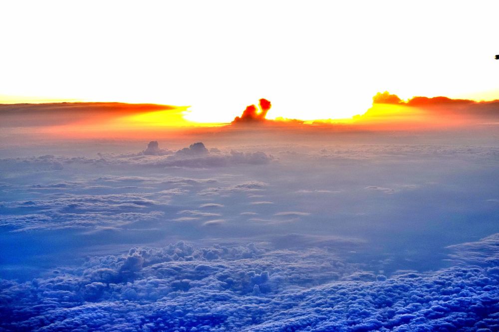 Рассвет над облаками.