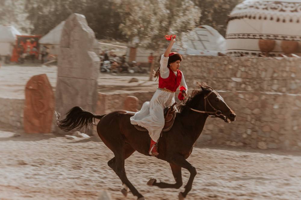 Девушка на седле