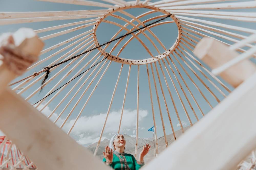 Юрта и девушка
