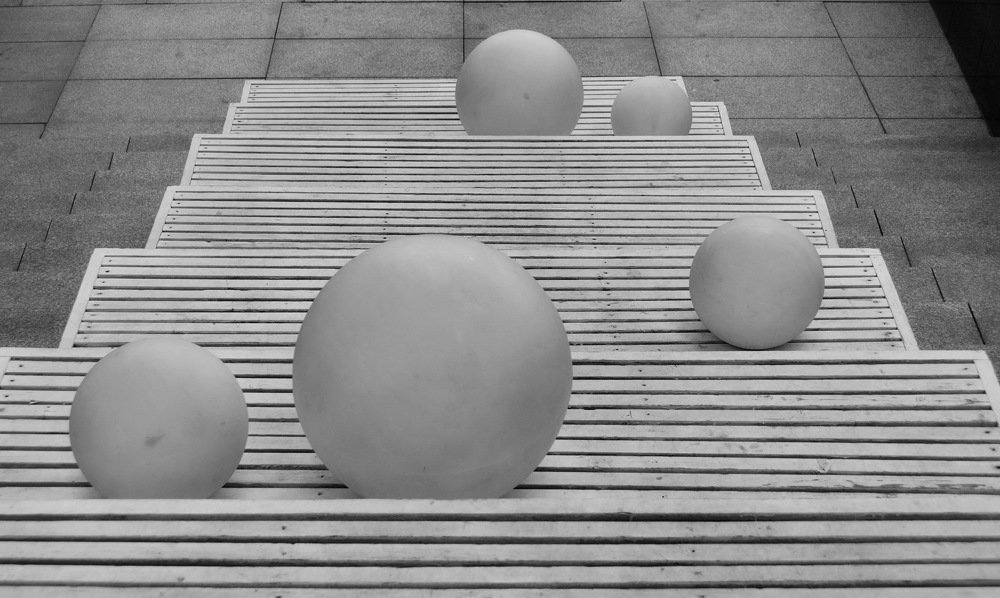 Белая лестница с шарами.