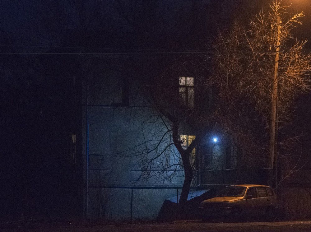 Под фонарями