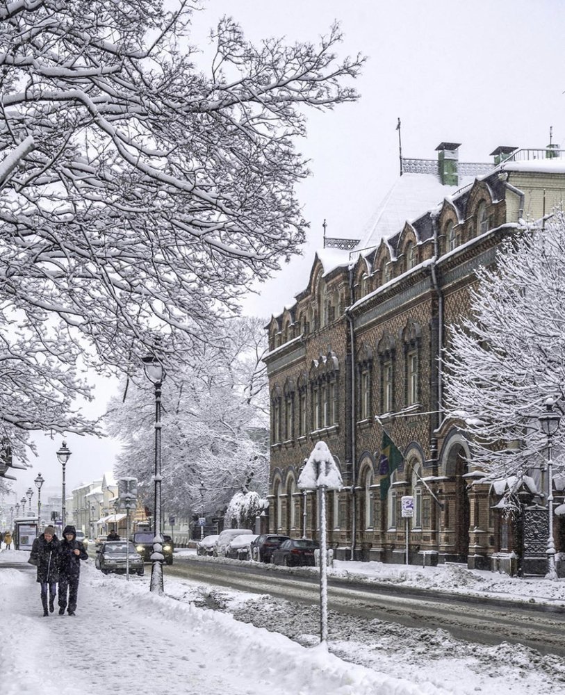 Четыре сезона Большой Никитской улицы в Москве