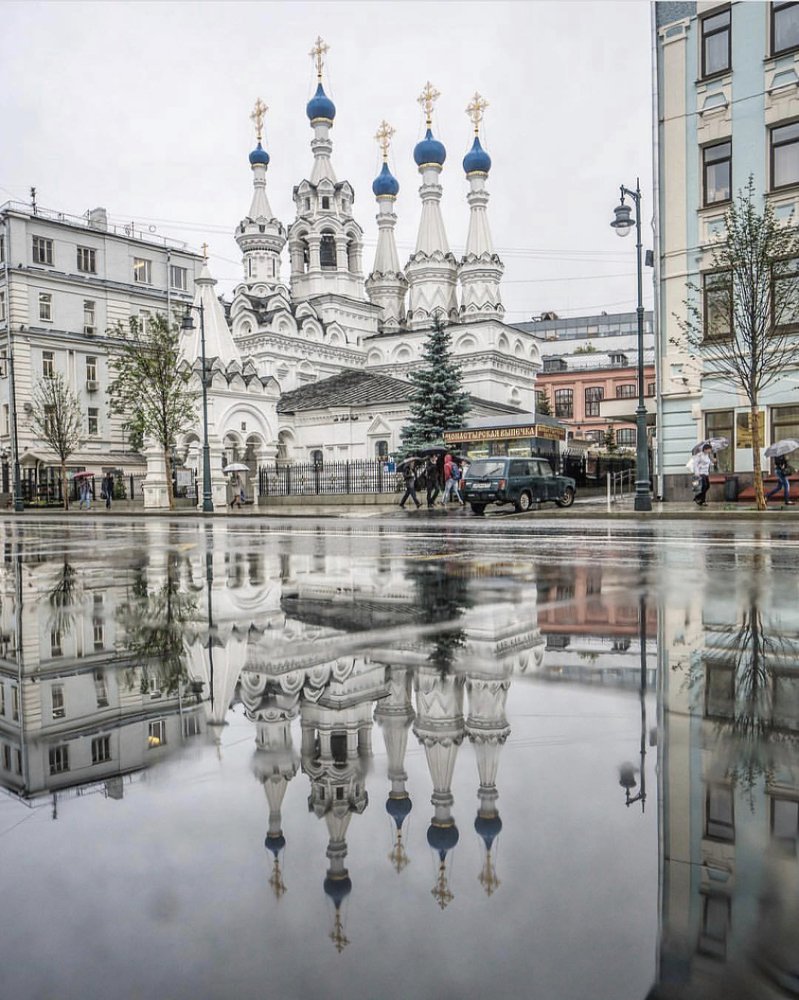 Отражения на улицах Москвы