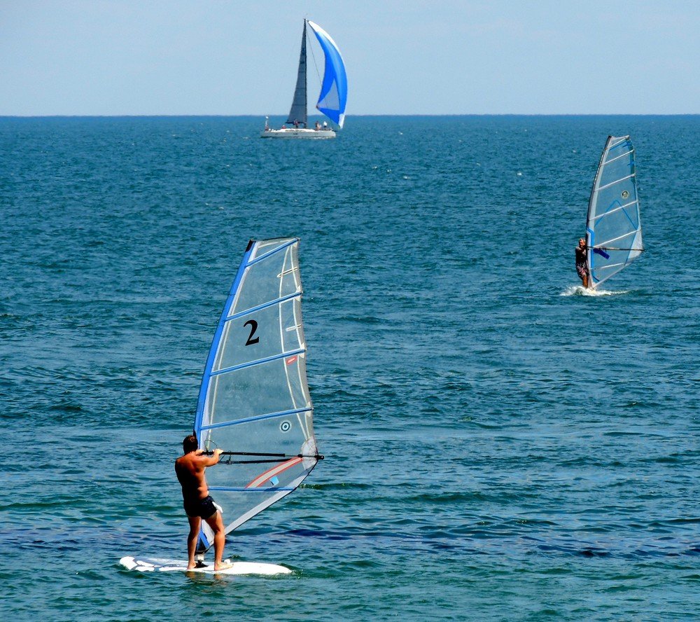 Виндсерфинг и яхта