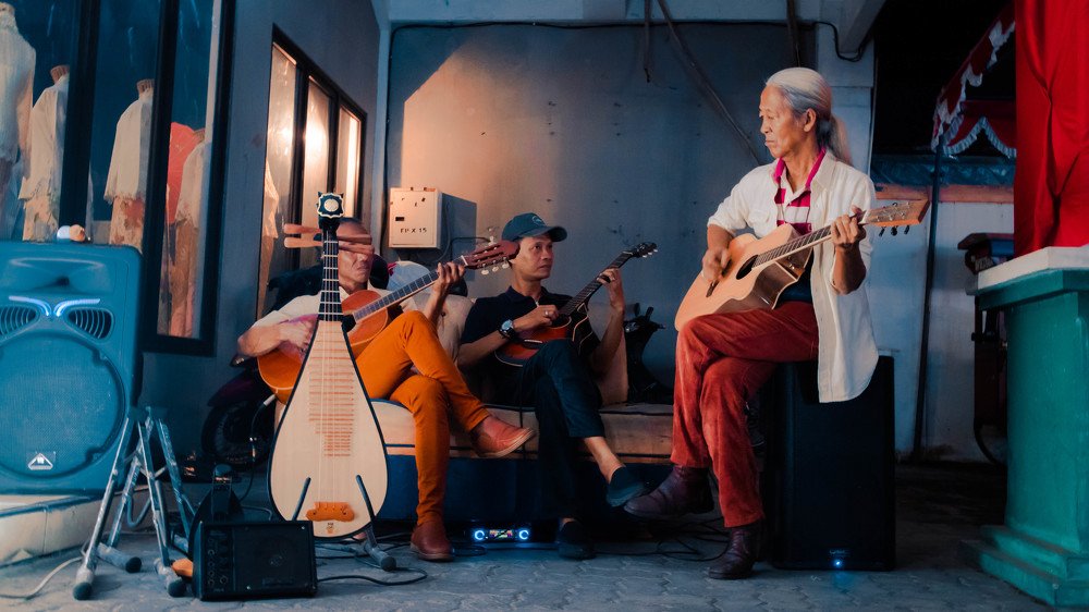 Three Old-Guitar-Men!