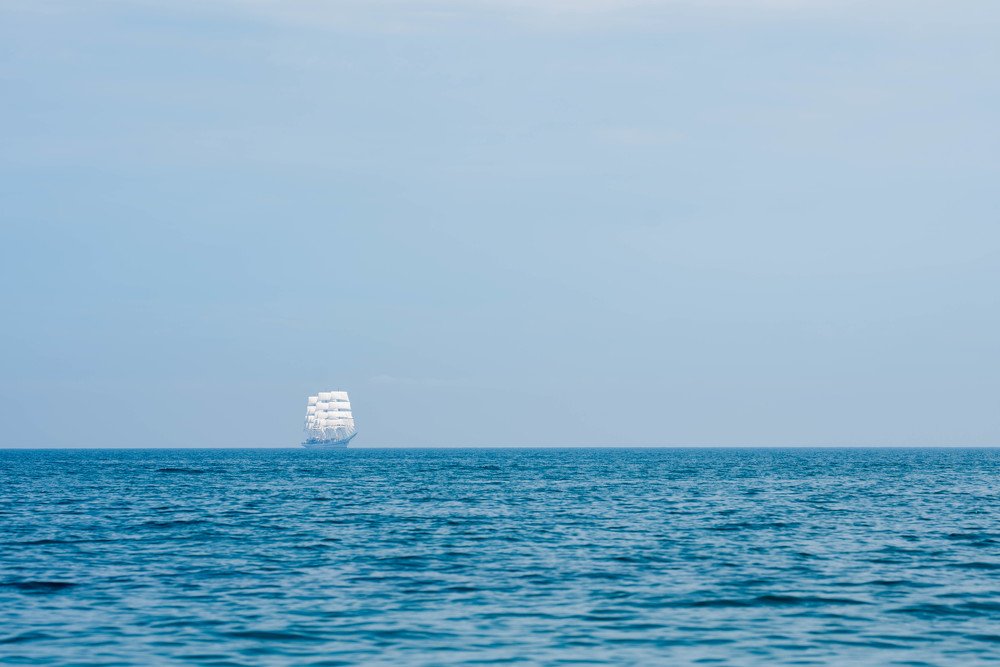 Белеет парус одинокий