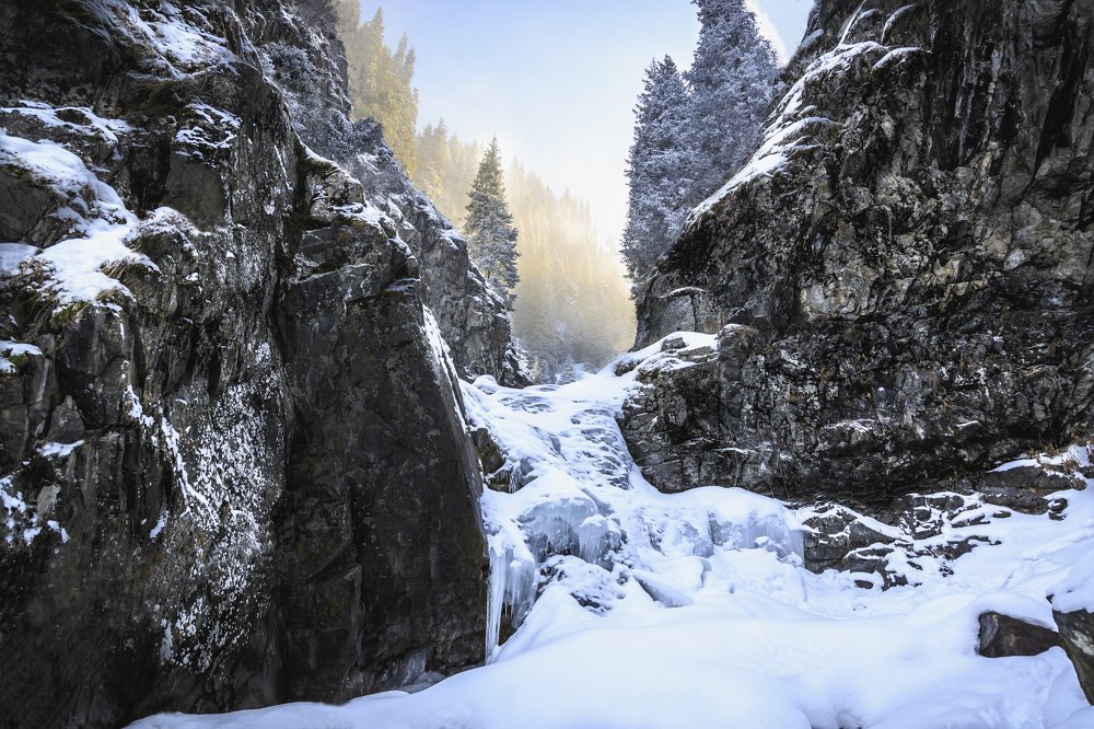луч солнца среди скал
