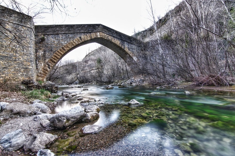Reflejos bajo el puente