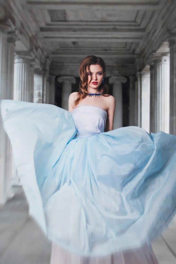 Девушка в голубом платье