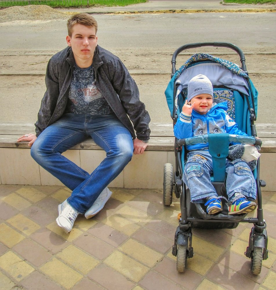 Братья на прогулке