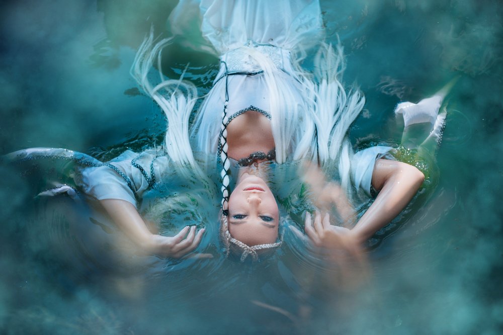 Девушка в озере