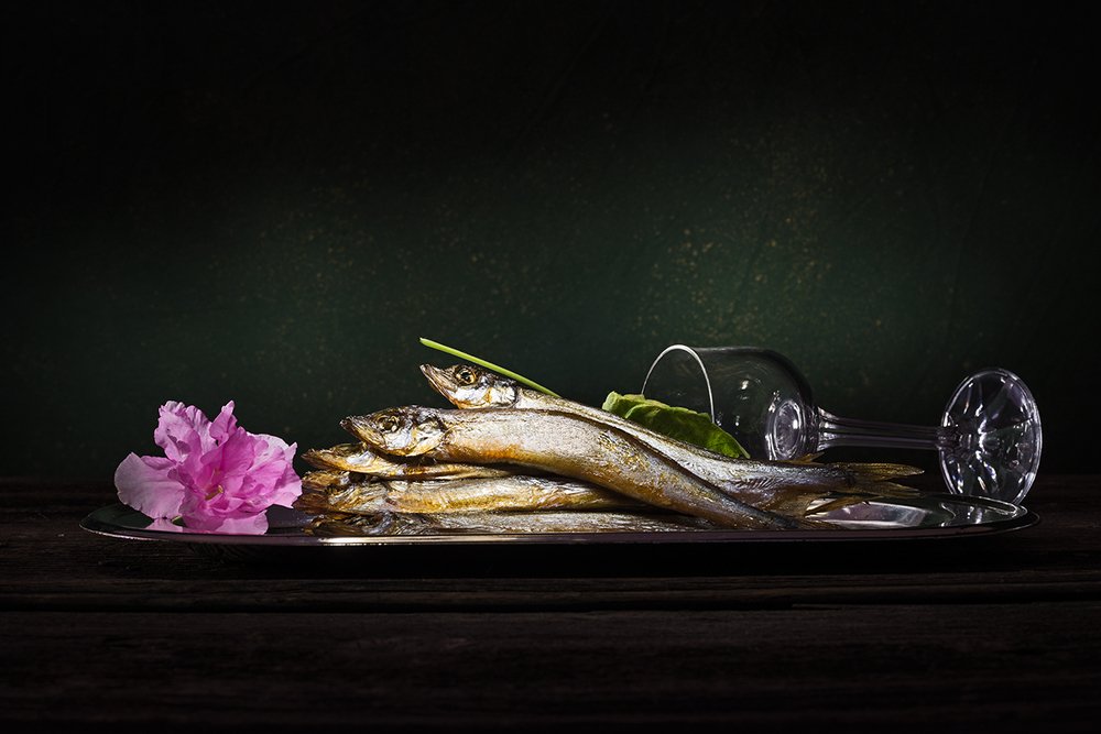 Натюрморт с копчёной мойвой и цветком азалии