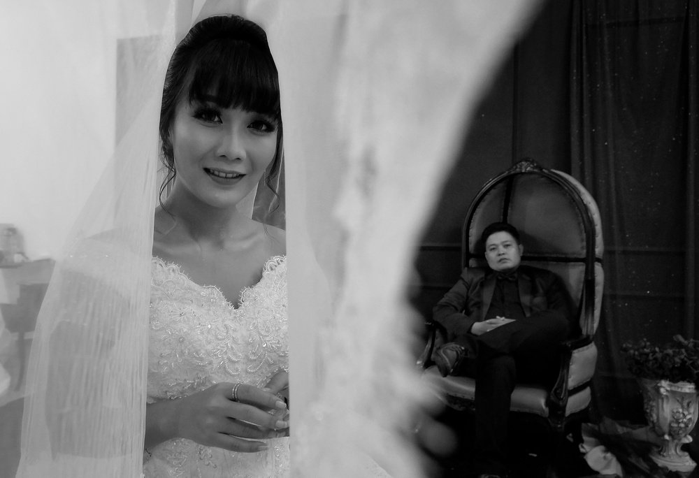 Men are black, women are white