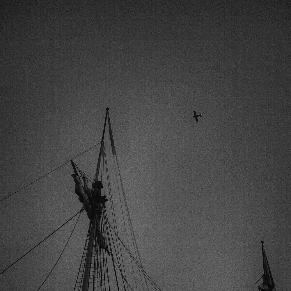 Небо. Самолет. Парусник.