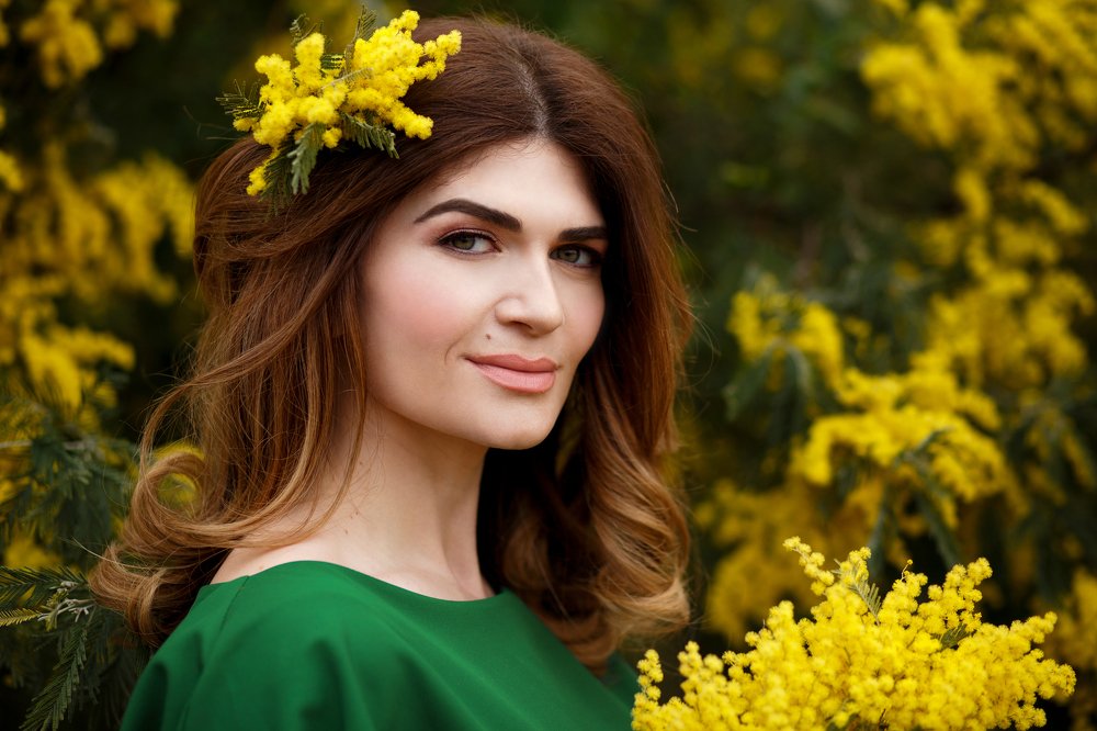 Девушка с мимозой
