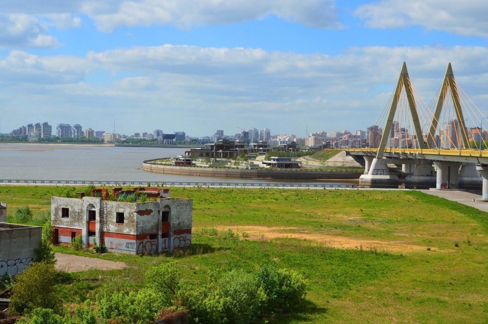 Солнечный день. Река Казанка и мост Миллениум.