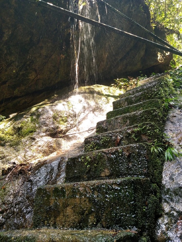 Когда небольшой водопад спускается по лестнице