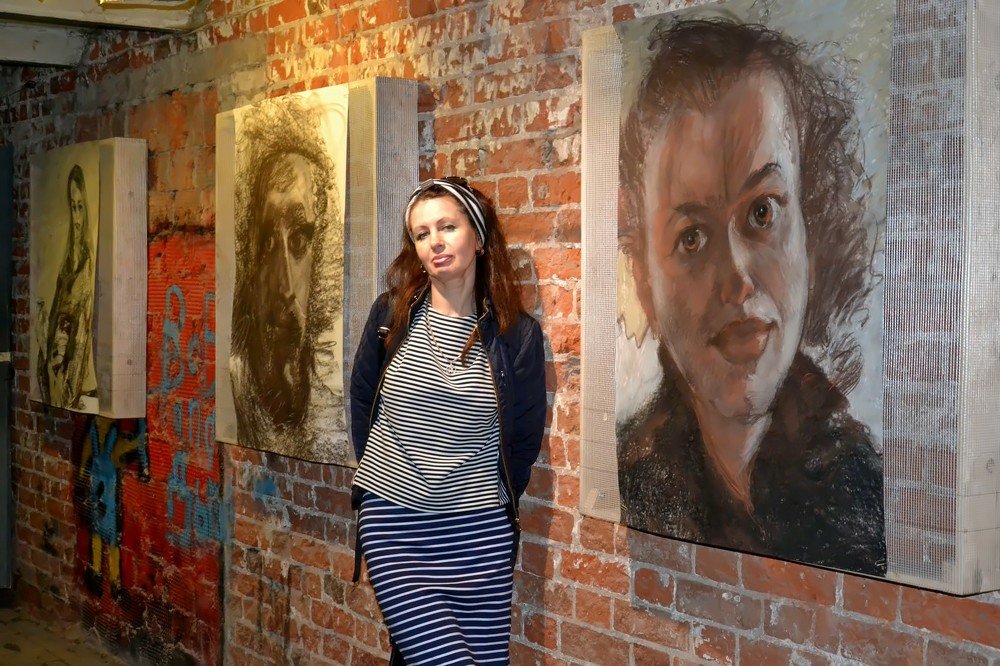 В АРТ галерее.