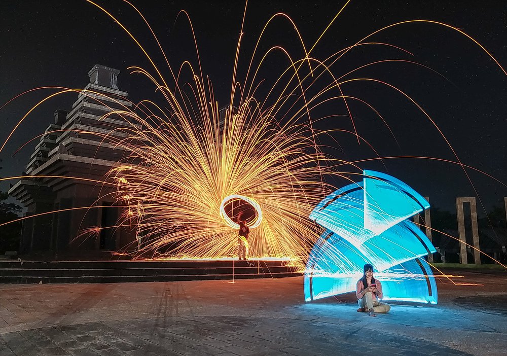 Let's happy pose with Lightpainting photography and steelwool
