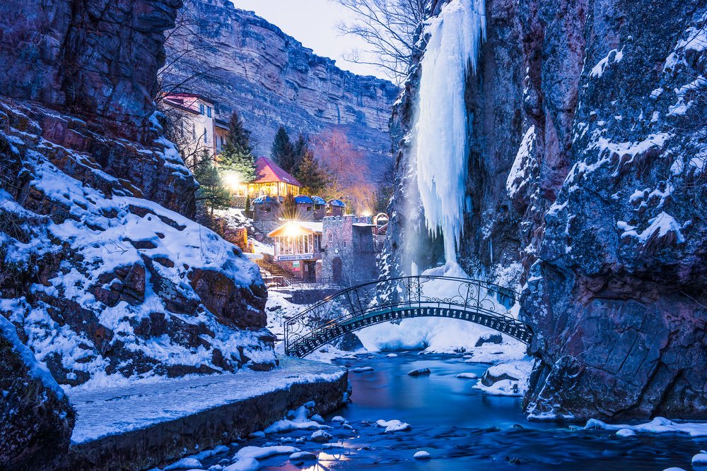 Медовые водопады зимой