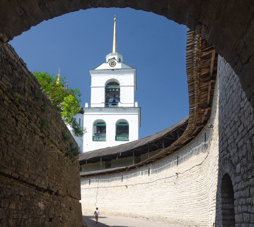 Древние стены Псковского кремля