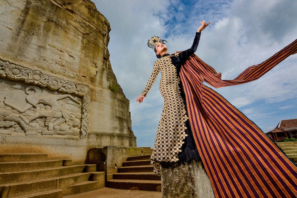 Batik Kawung and The Cliff