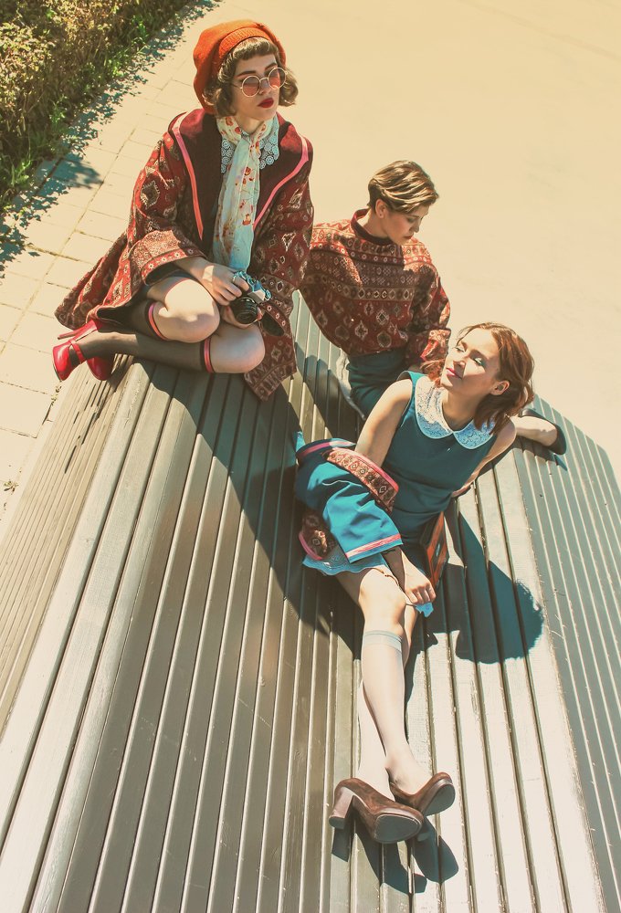 Девушки в костюмах