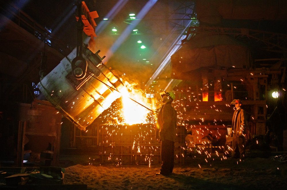 Стальные парни льют сталь