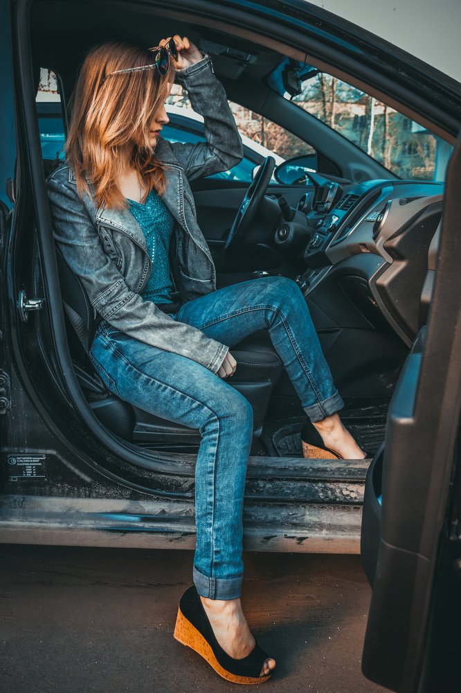Девушка в авто