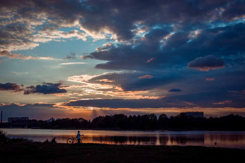Закат над рекой.