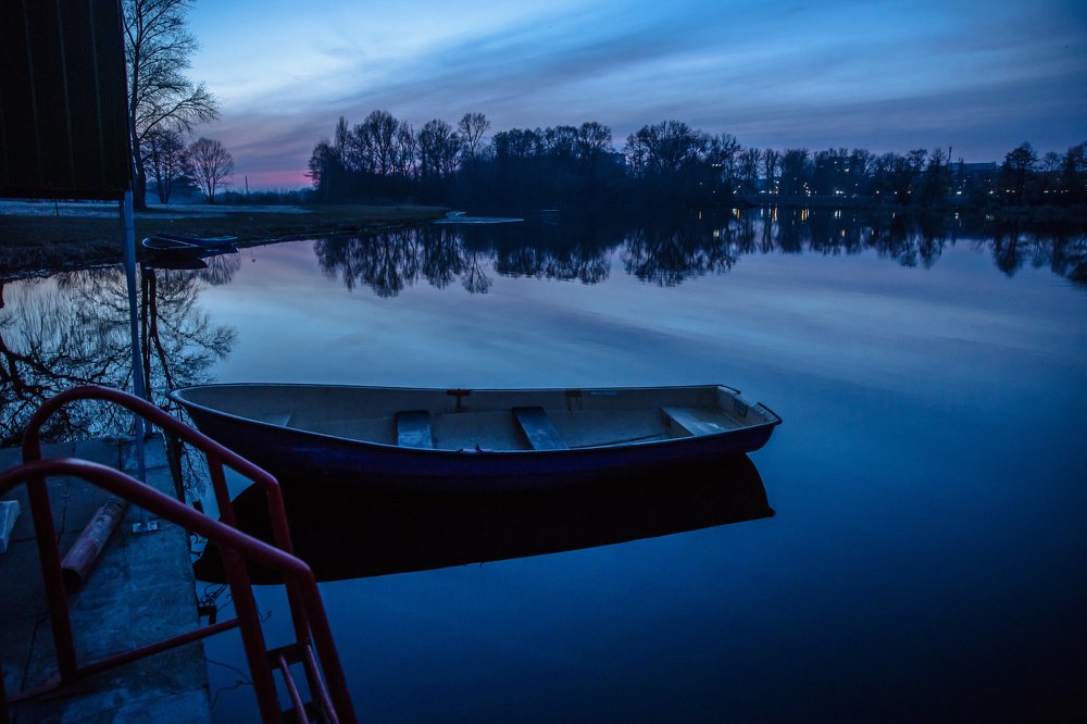 Лодка на закате.