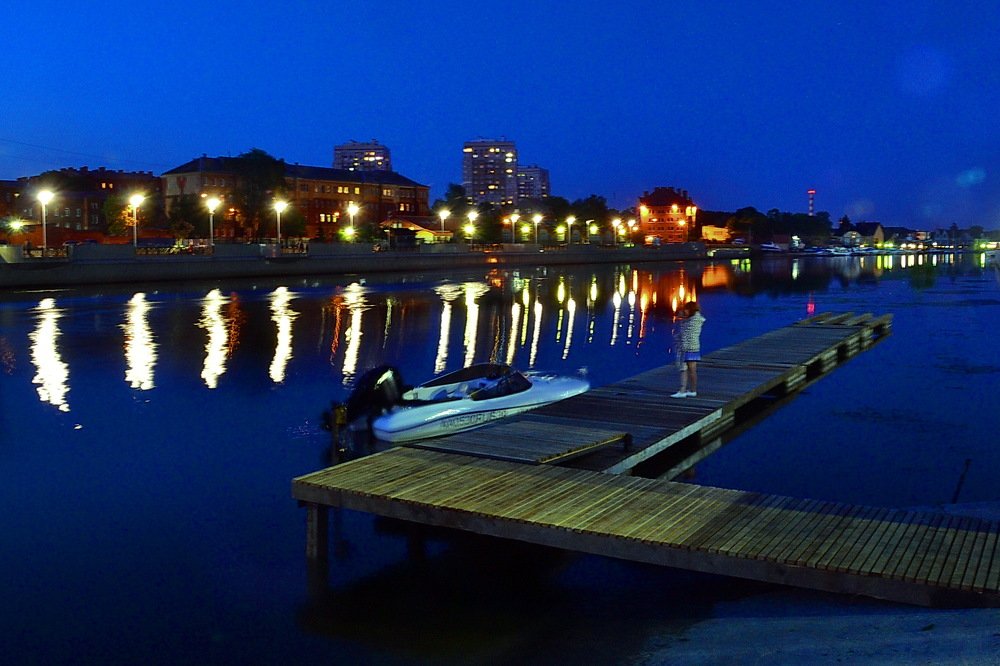 Девушка на причале