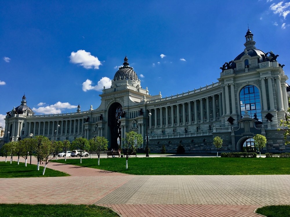 Величественно