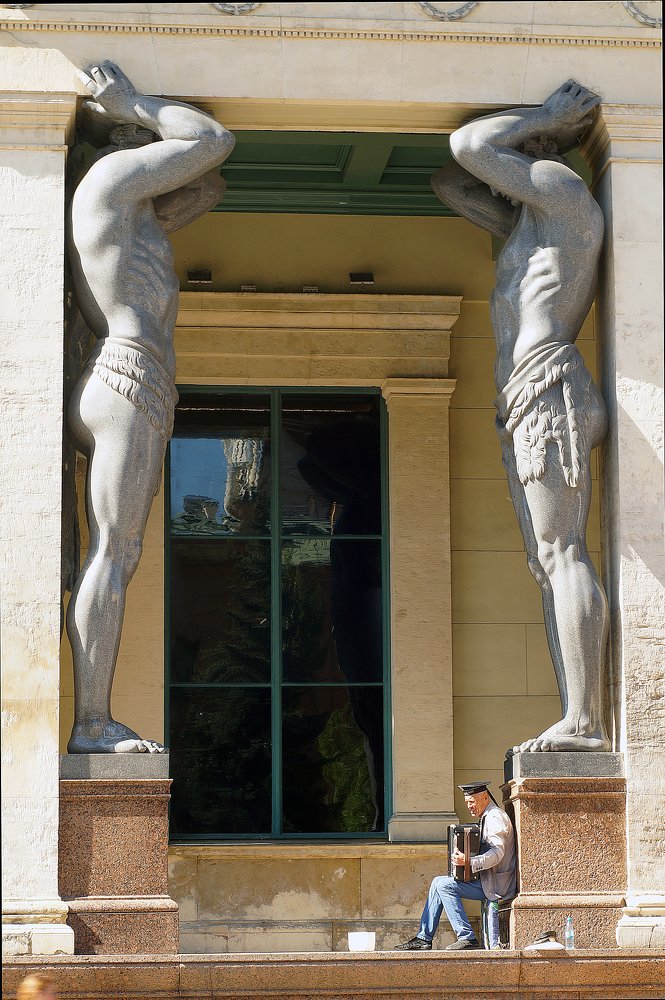 Мужичек с гармошкой.