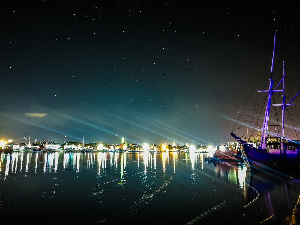 The phinisi and night city