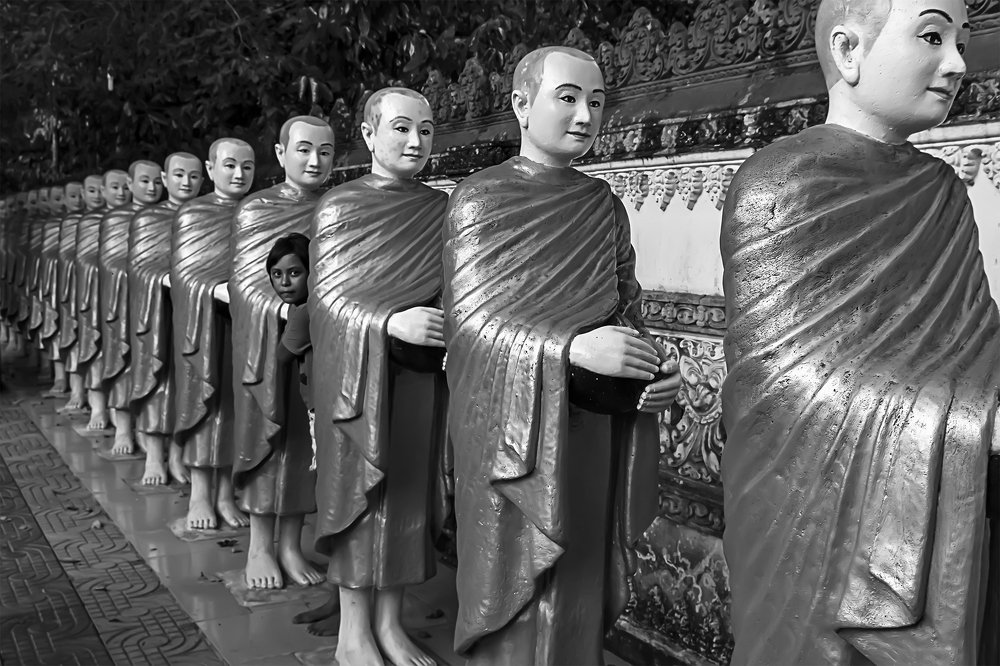 Đứa trẻ giữa các pho tượng