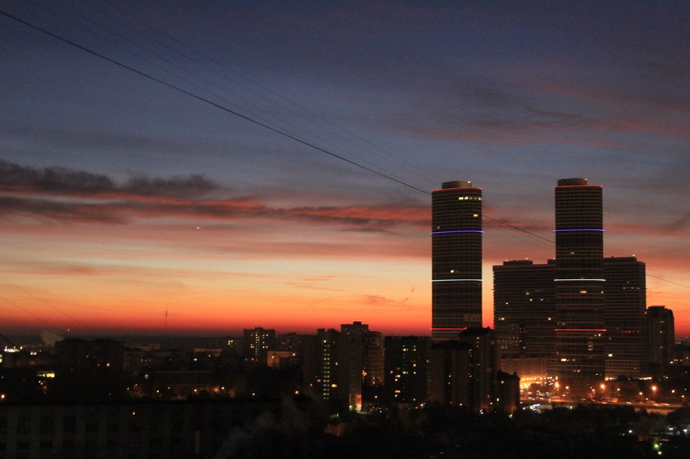 ГОРОД ПРОСЫПАЕТСЯ