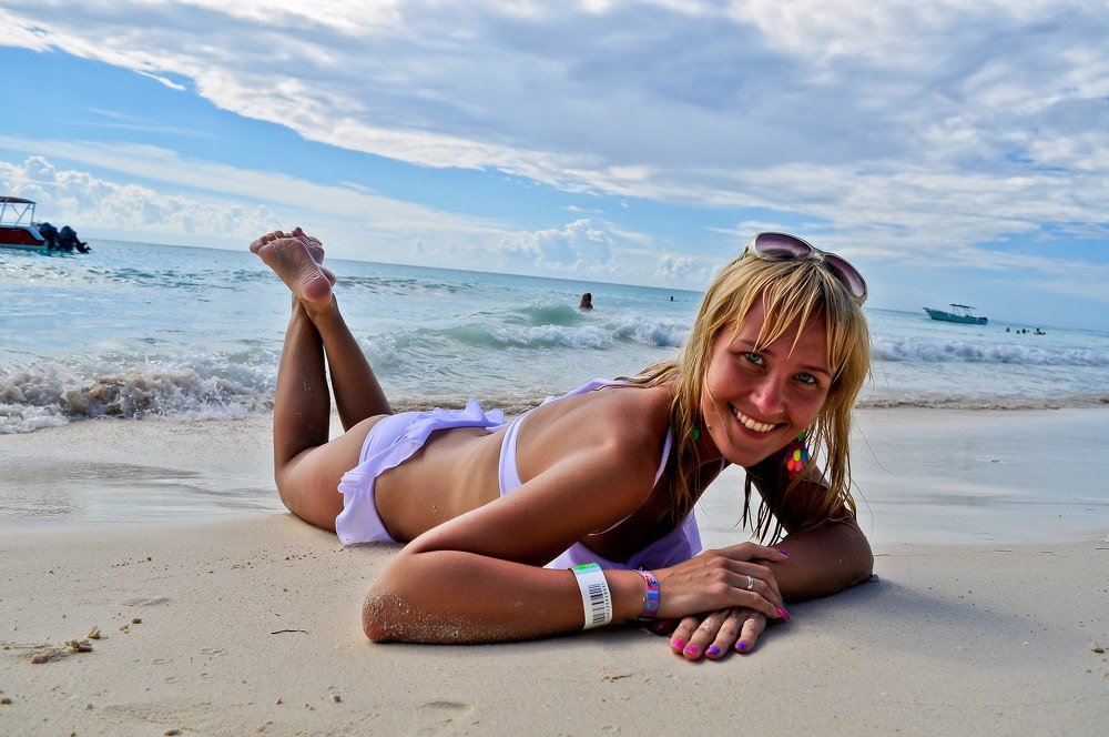 Девушка на белом песке