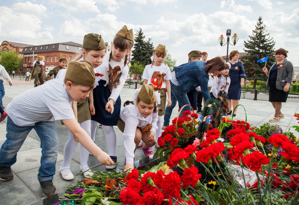 Возложение к обелиску