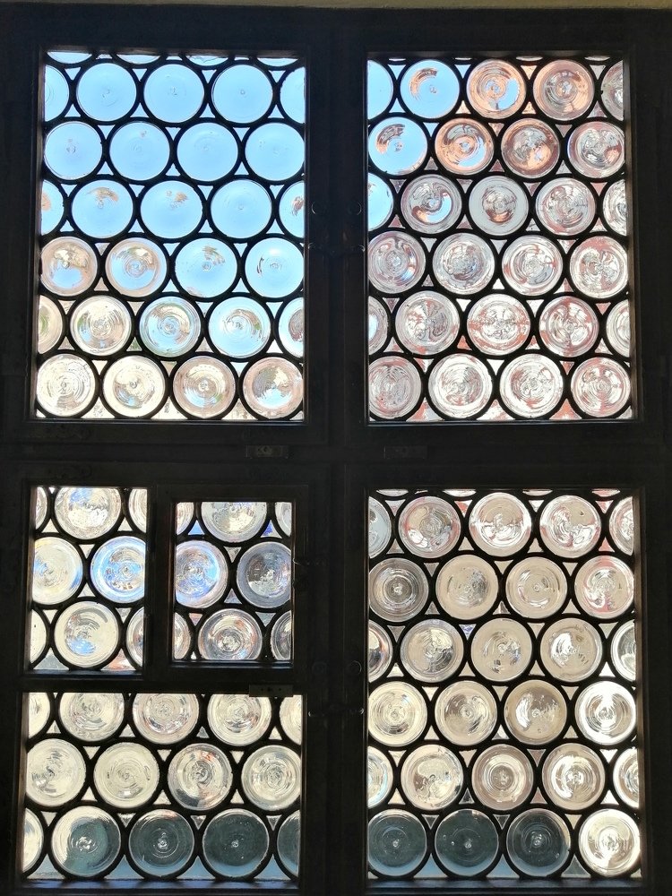 Вид из окна на старинную улицу