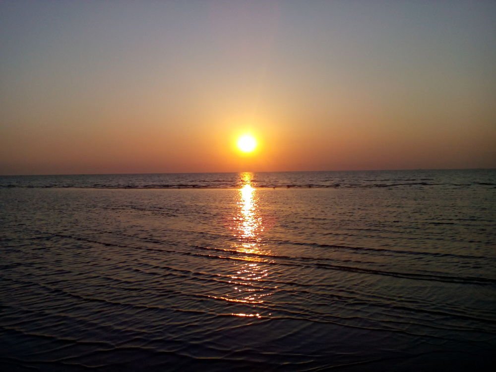 Из-за моря солнышко встает