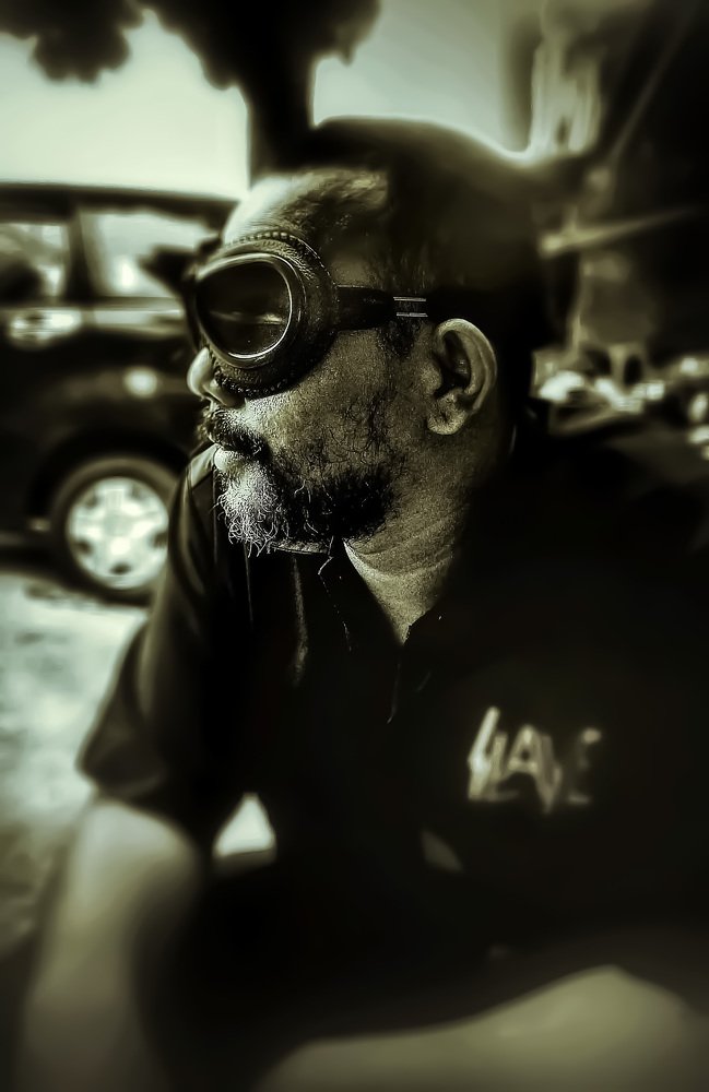 Mr. X to wear big glasses