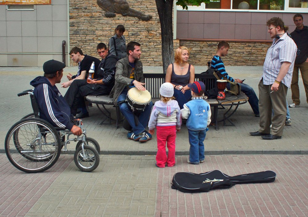 Уличные музыканты и зрители