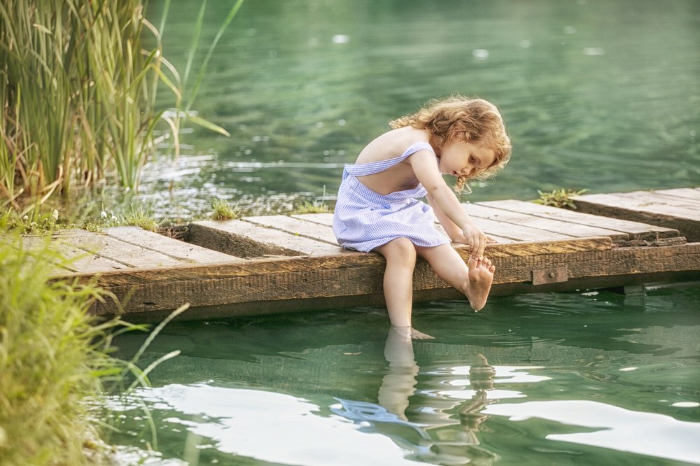 девочка на мостике