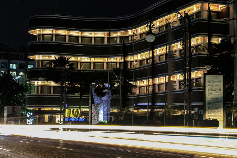 night in the memorial street