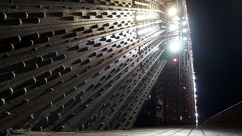 Большеохтинский мост в ночное время