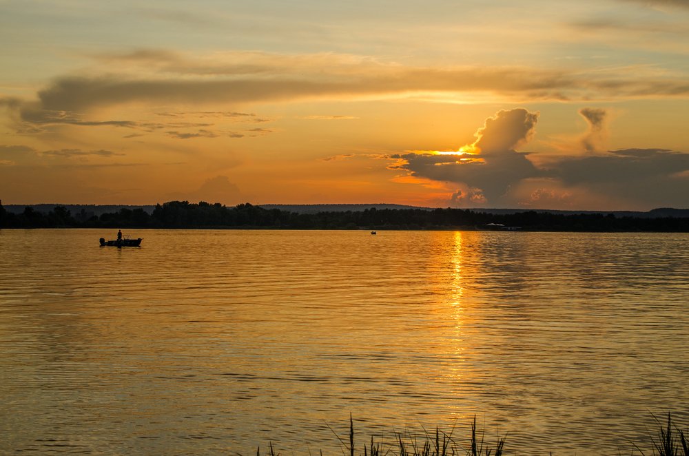 Закат над рекой