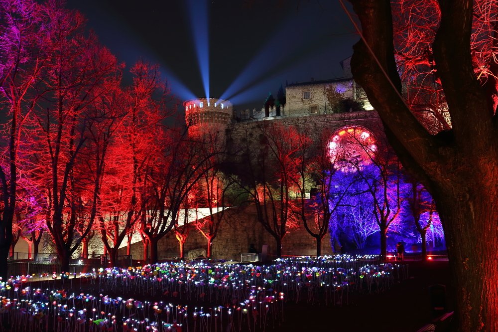 Фестиваль света в замке города Бешиа