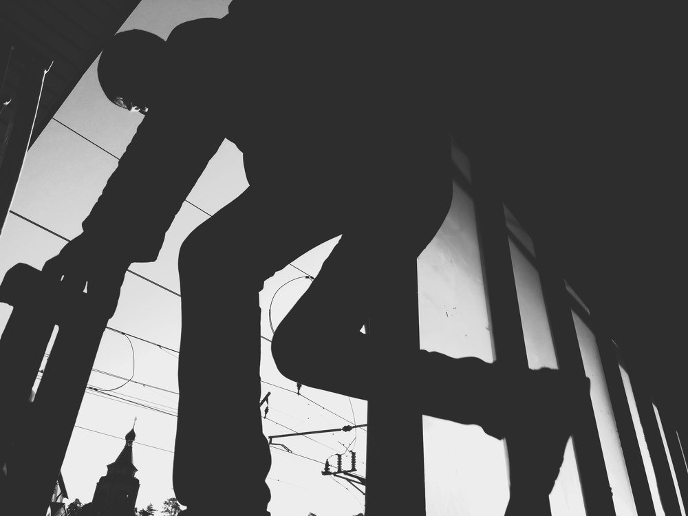 Идущий против системы.