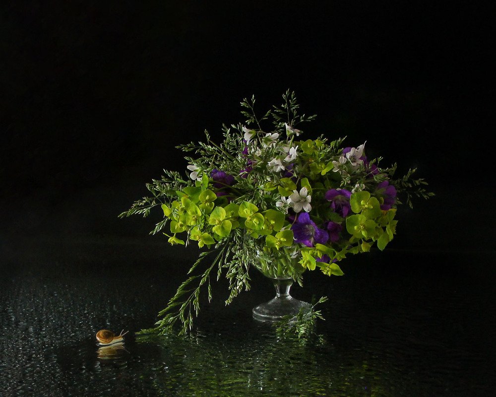 модель с ноготок ползет на цветок